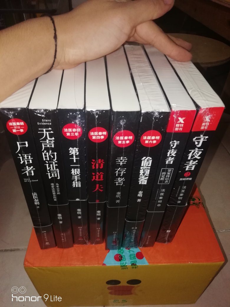 经常网购,总有大量的包裹收,有很多的评语要写! 但是,总是写评语花掉了我大量的时间和精力! 回头想想,我花了钱,还要我花这么多的时间和精力来写评语是不是很不划算? 所以在一段时间里,我总是不去评价或者随便写写! 但是,我又总是觉得好像有点对不住那些辛苦工作的卖家客服、仓管、还有快递蜀黍。 于是我写下了一小段话,给我觉得能拿到我五星好评的卖家的宝贝评价里面以示感谢和尊敬! 首先,宝贝是性价比很高的,我每次都会先试用再评价的,虽然宝贝不一定是最好的,但在同等的价位里面绝对是表现最棒的。 其次,在与卖家的沟通中,无论是售前还是售后;客服都能好好解答。 另外,物流的速度就不用说了,Old driver就是快, 希望卖家能再接再厉。提供更多更好的东西给大家,蟹蟹!