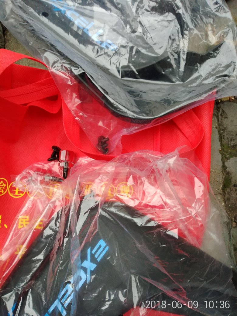 送货速度还不错,挡泥板质量还行,比较软,应该可以经受磕磕碰碰的考验。螺丝和螺丝刀配送也还贴心。要吐槽几点:第一是别克的标志是贴纸贴上的,很容易掉,第二是配的螺丝又用不成,太大,拧不进去,还得用原装的,原装的只能用扳手。