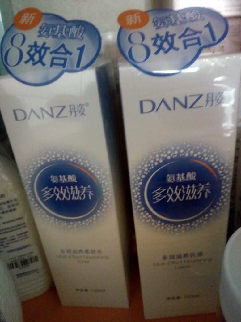 丹姿化妆品用着挺好的,经常买这个牌子的,特价买的,价格便宜。