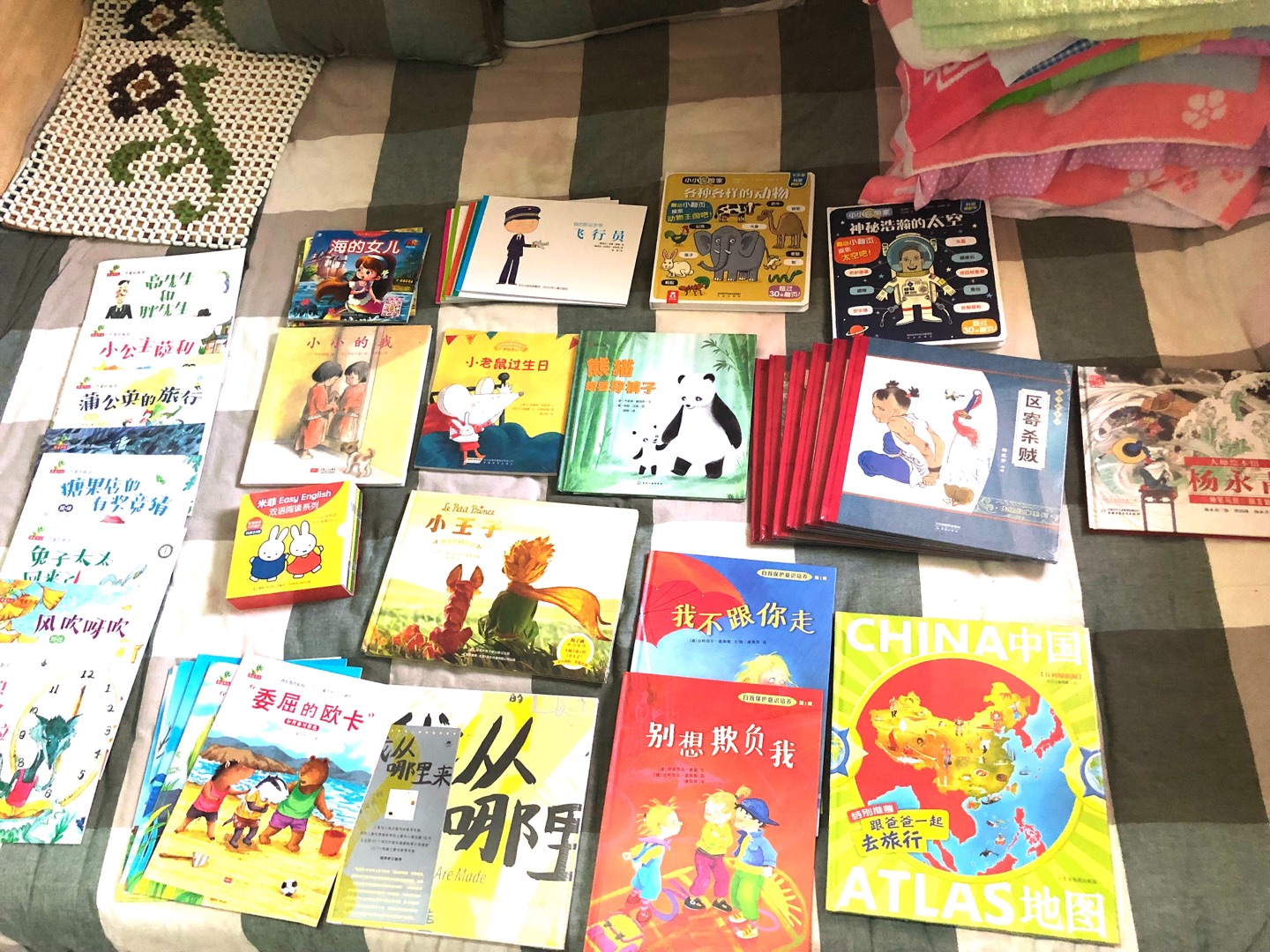 一次买了好多书 翻了翻都好喜欢 精装绘本让人爱不释手啊!尤其是喜欢杨永青系列的 画的太好 中国味儿!勾起童年回忆啊!现在童书市场主流都是外国的绘本,但是我觉得杨永青系列的更好看!