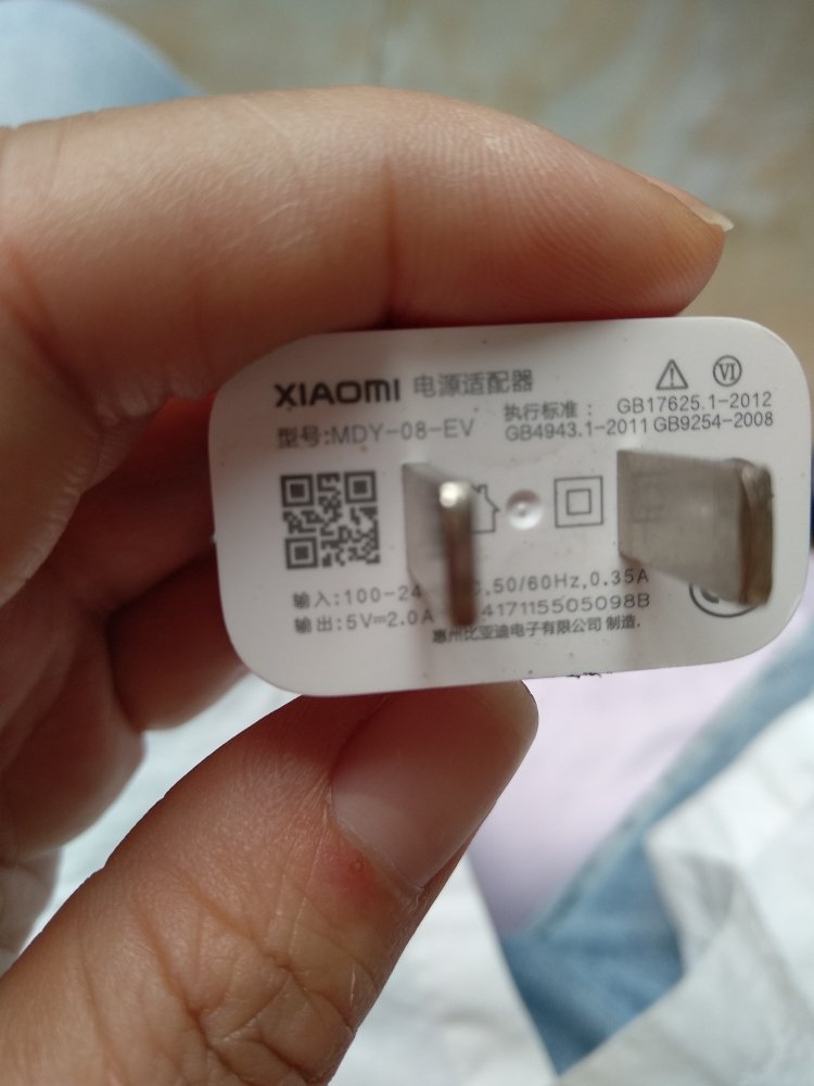 这个充电宝不配充电头,但对充电头的电压要求有点苛刻,必须要输入2A的才行,不然充不上电,苹果的华为的都不行,我之前用的手机充电头1.5的,充了16个小时才充上一半的电,幸亏家里有个小米的充电头是2A的,不然还要单配个充电头