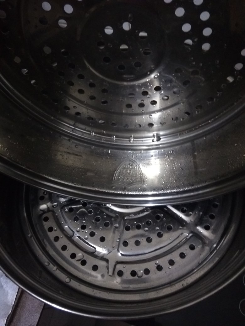 199元入手的,蒸夹层不是304钢材,能磁铁的。锅底也能磁,其他部分磁不了。用过几次后,锅底有点点印记,不知道是什么,所以感觉这种不锈钢不算非常好。第一次买这个牌子。