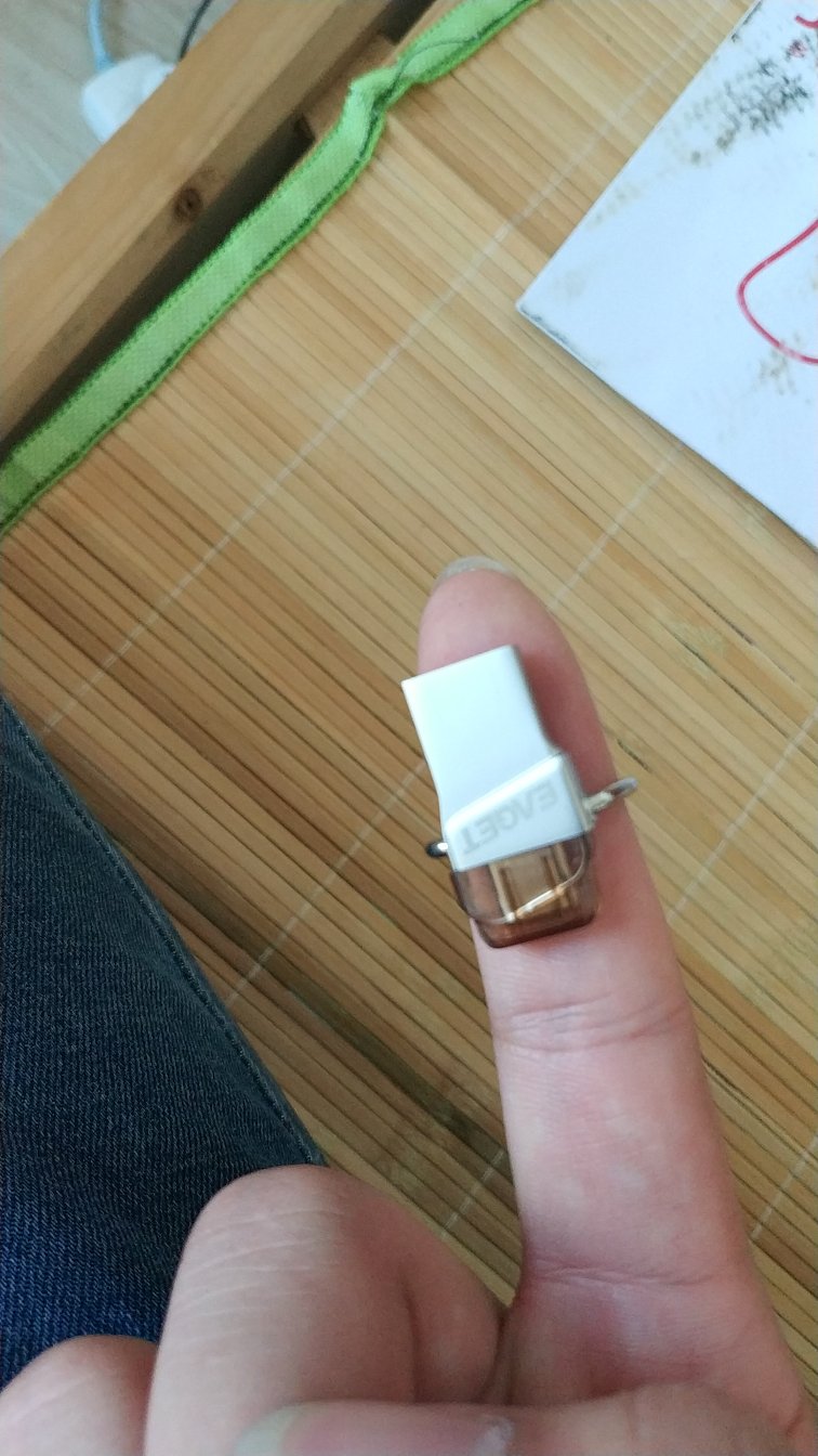 宝贝小巧,看着不错,表面应该是磨砂工艺,电脑显示29.9G,自营快递很快,上午买的下午到了,只是这个包装明显是在什么地方挤压摩擦了,那么脏!还好东西完好。