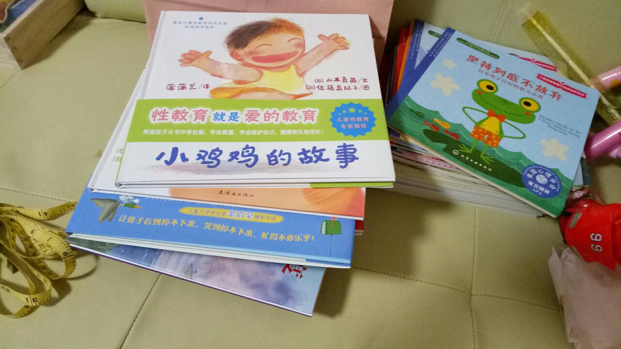 书都是买的,真的评价不过来了。现在家里哪都是书,这次正在研究买各种书架。经常网购,总有大量的包裹收,感觉写评语花掉了我大量的时间和精力! 所以在一段时间里,我总是不去评价或者随便写写! 但是,我又总是觉得好像有点对不住那些辛苦工作的卖家客服、仓管、老板。于是我写下了一小段话,给我觉得能拿到我五星好评的卖家的宝贝评价里面以示感谢和尊敬! 首先,宝贝是性价比很高的,我每次都会先试用再评价的,虽然宝贝不一定是最好的,但在同等的价位里面绝对是表现最棒的。的配送绝对是一流的,送货速度快,配送员服务态度好,每样东西都是送货上门。希望能再接再厉,做得更大更强,提供更多更好的东西给大家。为的商品和服务点赞。