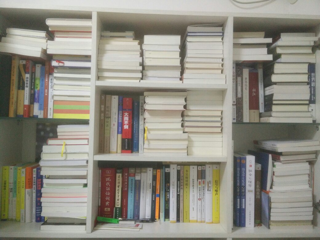 在物理学世界中,重力、牵引力以及其他物理元素掌管你的能力,并可用来提升你的动作。在写作世界中,故事力学也可加以类似利用,让你的小说或者剧本实现*佳效果。 在本书中,畅销书作家布鲁克斯介绍了六种核心文学力量,如果能正确地加以运用,将把你的故事推向成功,乃至出版。本书主要内容包括:1.理解并运用六种故事力量,这些力量在你的小说中一直在产生潜移默化的作用。2.把你的故事创意转化成充满戏剧张力的概念。3.在人物、冲突、子情节、背景语言等方面,*优化你的选择,形成*大产出。这些文学力量将帮你提升你的故事品质,避免进入退稿堆。