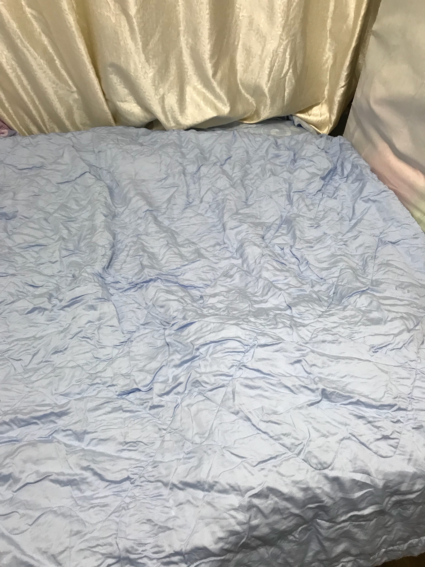 质量还行,被面也是有点仿真丝的感觉,比较顺滑,就是很皱,拿回来先水洗了一下,被里皱的不行,盖着不舒服,只能把蕾丝那面翻过来盖了。新杯子有点味道,洗过后还是有点。