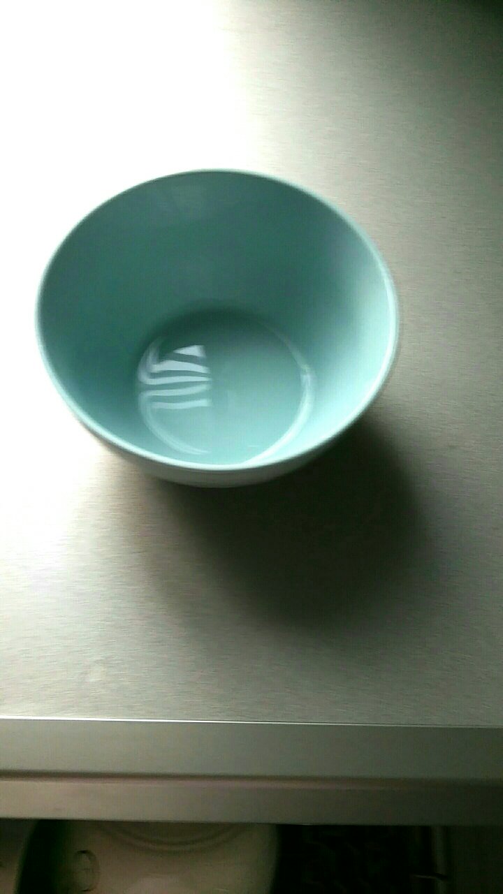 给自己的新家添置的餐具,蓝色的樱花非常的漂亮,瓷器也非常的好,超级喜欢呢