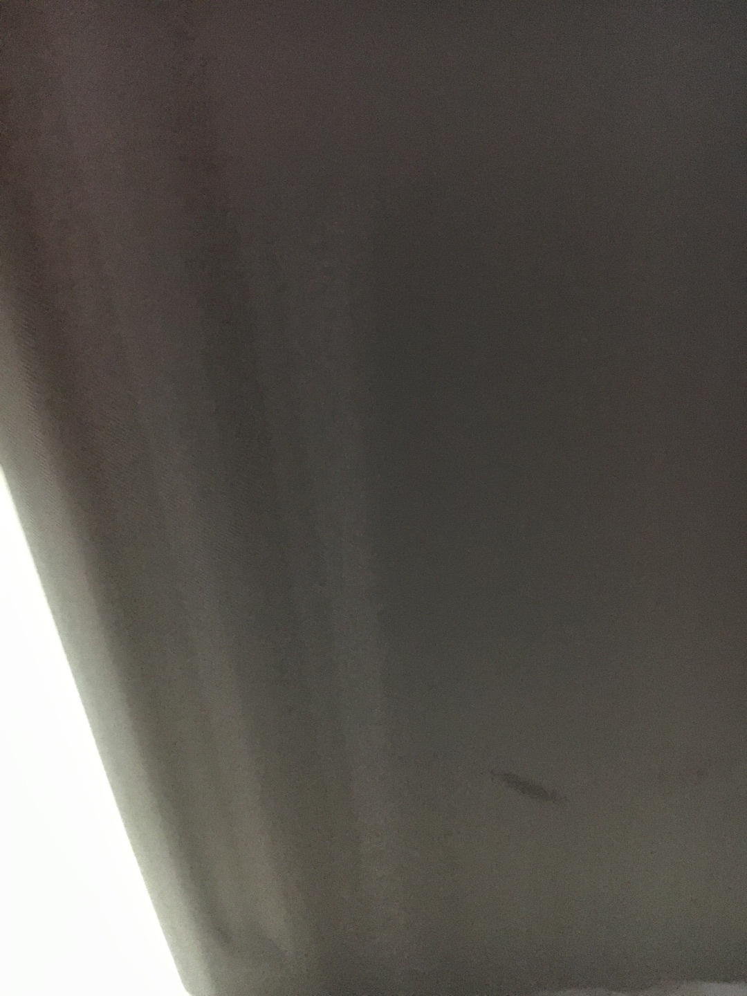 送货杠杠的快啊。速度服务都超级好,这是任何一家电商都做不到的。这个箱子一下子买了两个,大小适中,质量也还可以,对得起这个价格。就是把手有点松。