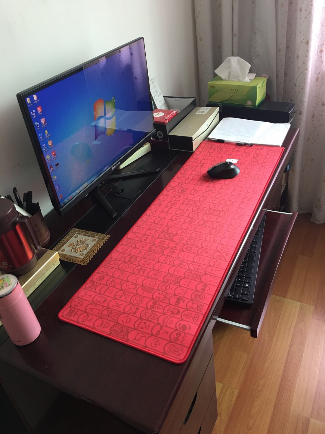 妈妈很喜欢,炒股的人都喜欢的大红色哈哈哈,第一次买这么大的鼠标垫!