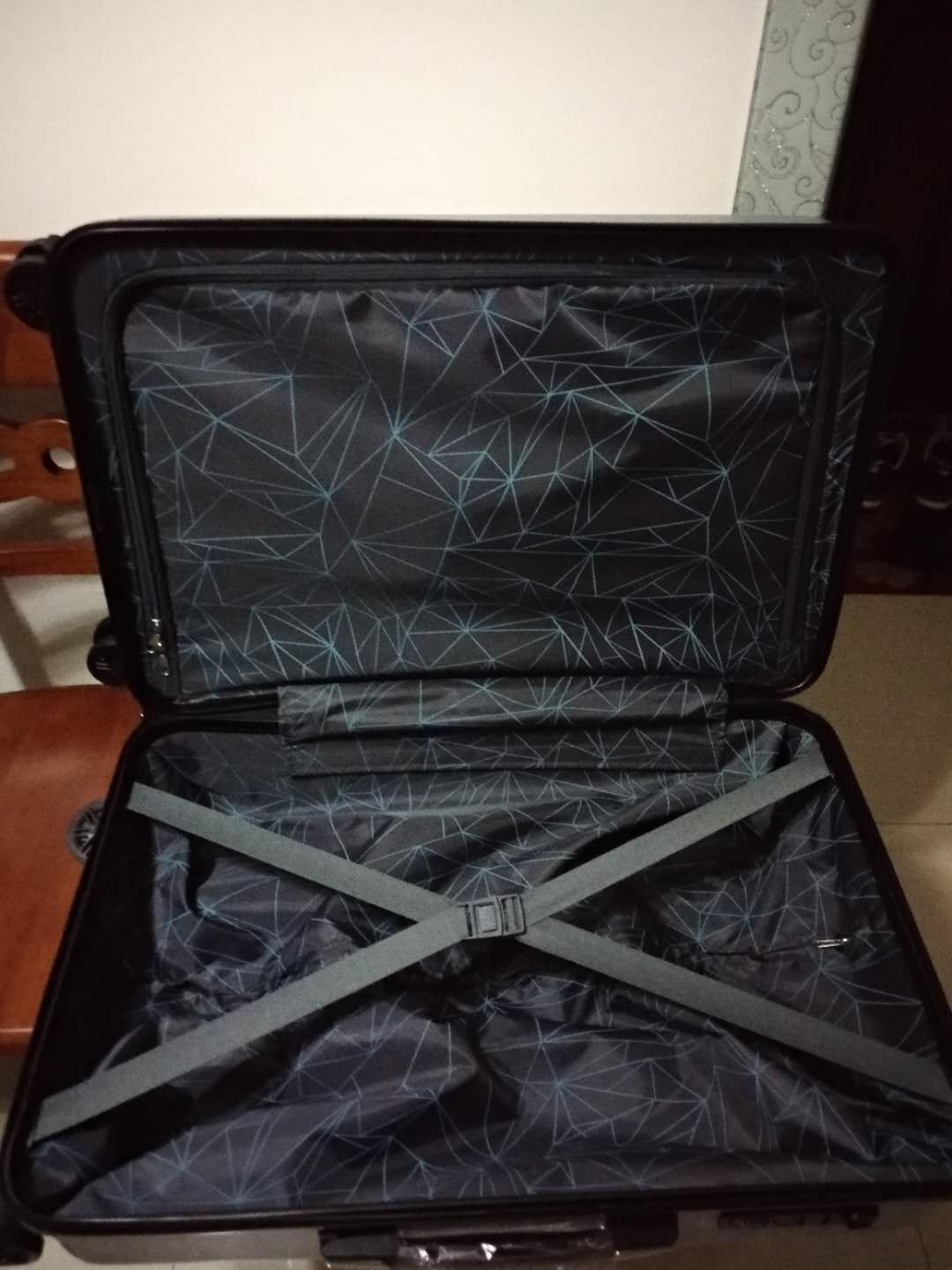 一直想买个箱子,在也一直逛,赶上活动这款箱子性价比高,颜色也很漂亮,24寸大小合适。质量不错,一百多的性价比很高。小伙伴推荐购买!感谢快递小哥大热天的送货,服务态度好!