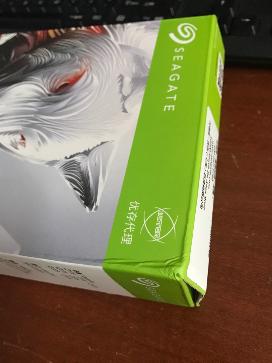 R1有一半是电影,太占空间了,所以单买一个4T用basic存放。紫色的泡沫袋,还以为送错了,打开后盒子有不同程度的磕碰。装上暂时没发现问题。