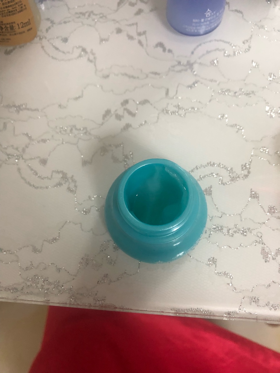 总的来说还是很不错的。唯一的瑕疵,就是今晚刚拆开的这个赠品了,我不知道原来新包装就是这样还是被用过的?虽然是赠品,但是发用过的也不太好吧……?不过还是好评,毕竟产品还是挺好的。在官网查了是正品。大家都不容易,如果是新包装就这样我道歉,如果是发用过的还请下次注意一下。