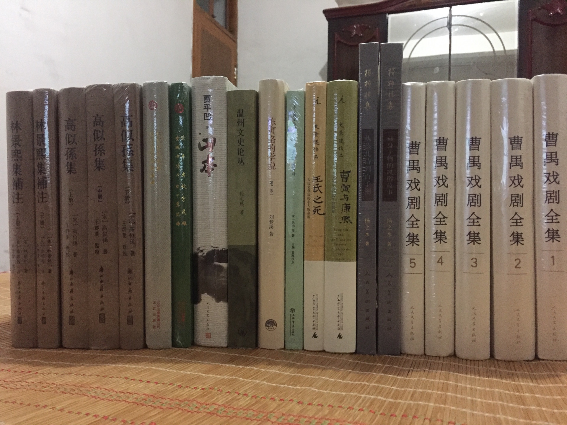 香料作为古时人们重要的日用品之一,或用于庄严的庙堂宗社,或用于寻常的饮食服佩,甚或可以起到澄心静气、防蠹避疫之功效。香在使用之初,采制粗略,品类也较稀少。后来随着品类的增加,也就有了优劣之分。