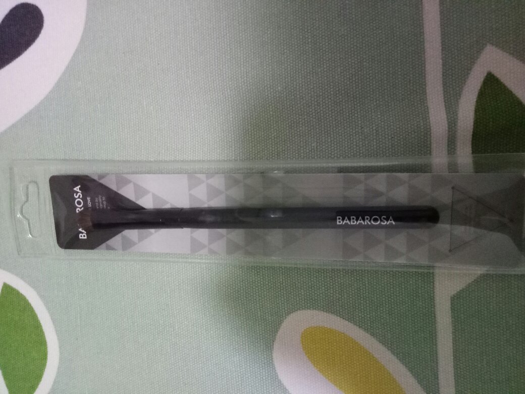 之前在买过一次,用的久了想换支新的。但这次的包装好像和以前的不一样,杆子上的logo也不一样。不知道哪次买的是真品。