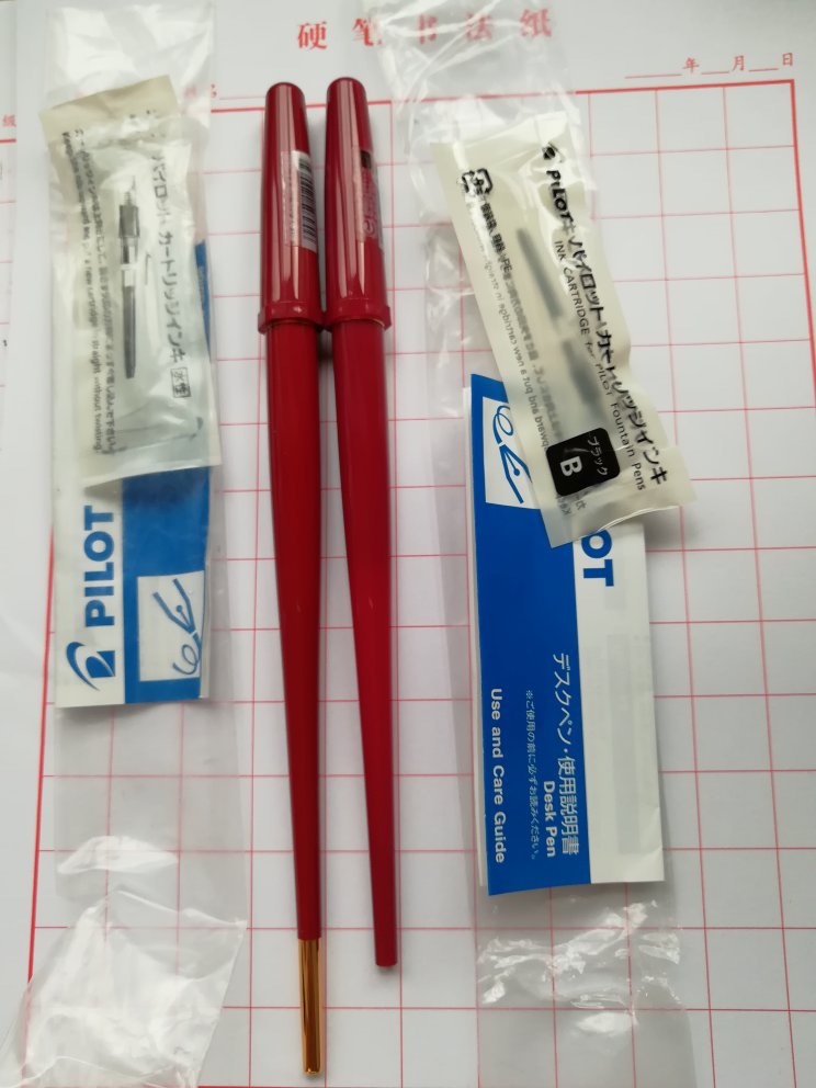 包装出乎意料的简陋呢~不过笔很好写就无所谓了~200稍微粗些,笔杆太长放不进笔帘的,70恰好能放进去。写感见图三,真的很好用,喜欢的很!ef尖比我想像的好用