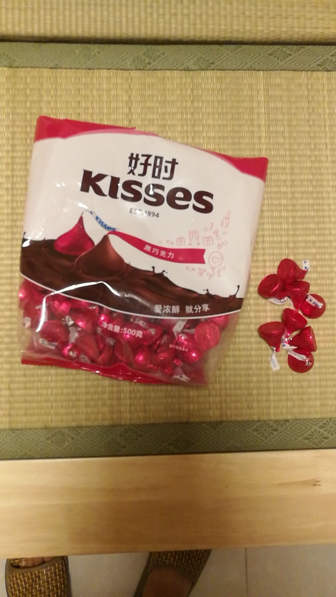 一直买这家的好时黑巧,是正品,口感好,味儿正,这次换了新包装,吃完还会买。