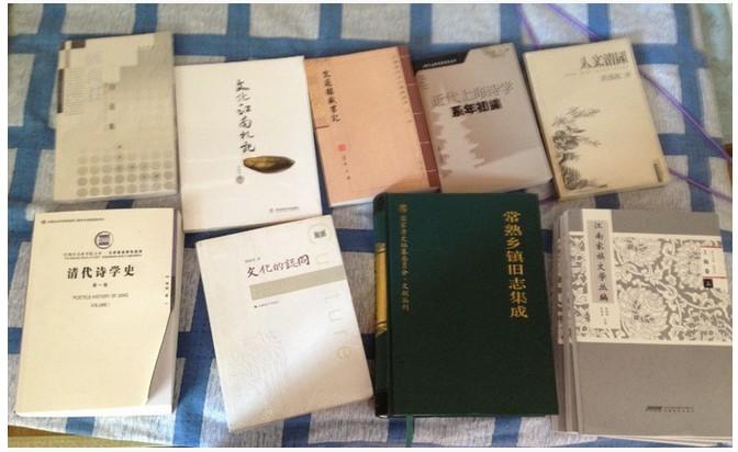 英国知名出版人吉尔•戴维斯在其《我是编辑高手》中专列一章,标题就叫:“编辑难,难如登天。”做个好编辑,只是改改错字和病句,是远远不够的;他得时时刻刻面对竞争激烈的市场。吉尔说,编辑必须对一些事情随遇而安,要善于化解可能的失败所带来的压力。这些可能的失败如影随形,威胁着编辑:自己到底适不适合做编辑?为什么这本书怎样折腾也卖不出去?如何度过提不出选题计划的“晦暗的日子”?……说到底,编辑需要靠好选题、好书及其销售数字来证明自己。 在出版界呆了十年,我深深体会到吉尔所说的这种种压力。十年来,我做过数十本书,绝大多数不畅销,或畅销而无法带来满足感。借吉尔的话说,一本好书的产生,“像是个小小的奇迹”;编辑是作者以外最有资格“说自己有功于这本书的诞生的”人——这就是满足感,也是证明自己、让自己成长的方式。在我编辑的数十本书中,目前最能给我带来这种满足感的大约非黄仁宇作品莫属。现在回顾编辑过程,有兴奋,也有遗憾。 韧性诚可贵 从业编辑以来,有很多好选题跟我擦肩而过:或是下手太晚,或是策划不力,或是联系无果……所幸的是,黄仁宇的作品我坚持了下来。 《万历十五年》(以下简称《万》)是中华书局首先推介给大陆读者的,这给了我接手编辑黄仁宇作品的机缘。作为中华人,我对编辑前辈的工作和付出深表敬意。不过,时过境迁,如今读者的阅读习惯与二十年前大不相同,而中华版《万》的封面、用纸、版式一如其旧,在市场上难免要落后。截至2004年底,中华本的发行量大约只是三联本的三分之一。大概在2002年,我就想做这本书的新版本。当时我在发行部门,无法实现。后来重回编辑岗位,才有机会提出这个想法。 2004年我到大众读物工作室,提出做《万》新版的想法,得到编辑室和社里的同意。自从2000年黄先生去世后,我们跟美国几乎没有了联系。书局只是在1995年跟黄先生签过重印合同,期限截至2004年12月底。如果不进行续签的话,那就意味着书局将会流失一份宝贵的出版资源。但是怎么找到黄先生的家人呢?我只知道黄仁宇有一子黄培乐。我一方面咨询书局这边有关的当事人,一方面充分利用网络的便利,上网搜索。在书局内部的打听没有结果。不过,在狂搜了N个网页之后,我终于找到载有黄培乐个人信箱的网页。我尝试着发了一封邮件过去,说明中华书局出版《万》的经过以及考虑出版新版的计划。我清楚地记得,那是在2004年11月9日。 此后就是漫长的等待。一个月,两个月……大半年过去了,几乎没有希望了。突然有一天,我收到了一封英文邮件,正是黄培乐的回信。他说:“我刚刚看到你发给我的邮件……不知我曾回过你没有。我怕我忘记回了,如果这样,希望不会使你不快。”这一天,是2005年7月26日,距我发信已经8个多月了。原来,我是发到了他的老邮箱。在等待期间,我还委托联经出版事业公司总发行人林载爵帮助联系黄培乐,转达我们的意思。联经公司此时已引进了我们的“正说历史书系”,与书局算是有固定的合作关系。就在我收到黄先生的回信不久,联经那边也有回音,给了我黄培乐的新邮箱。