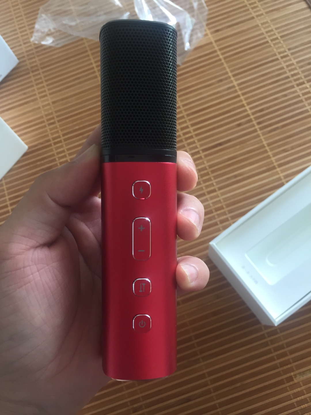 做工好精致,大小也很合适,时代感很强,唱歌的效果也很不错哦,推荐!