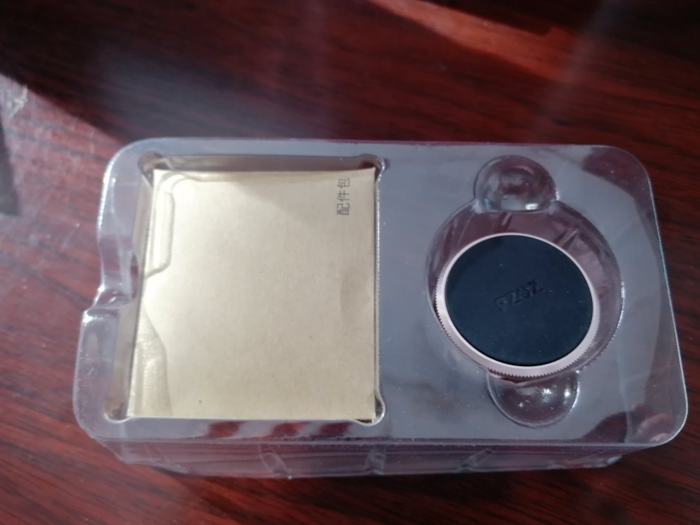 非常满意的一次购物,东西非常精致美观,小巧玲珑,不占太大的地方,而且胶的粘性很强,粘的牢固,磁力面上还有一层软垫,使用起来非常舒服,还不会翘起来,在颠簸的时候还不会让手机移动,很注意细节,配件也给的很全,十分满意。