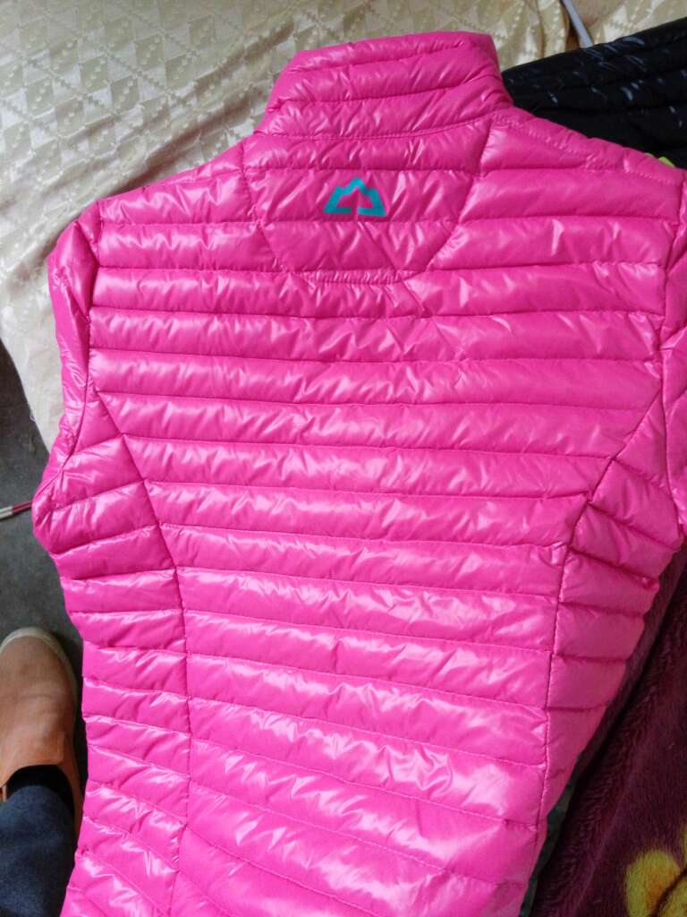 衣服羽绒有黑点。换件黑色的吧。