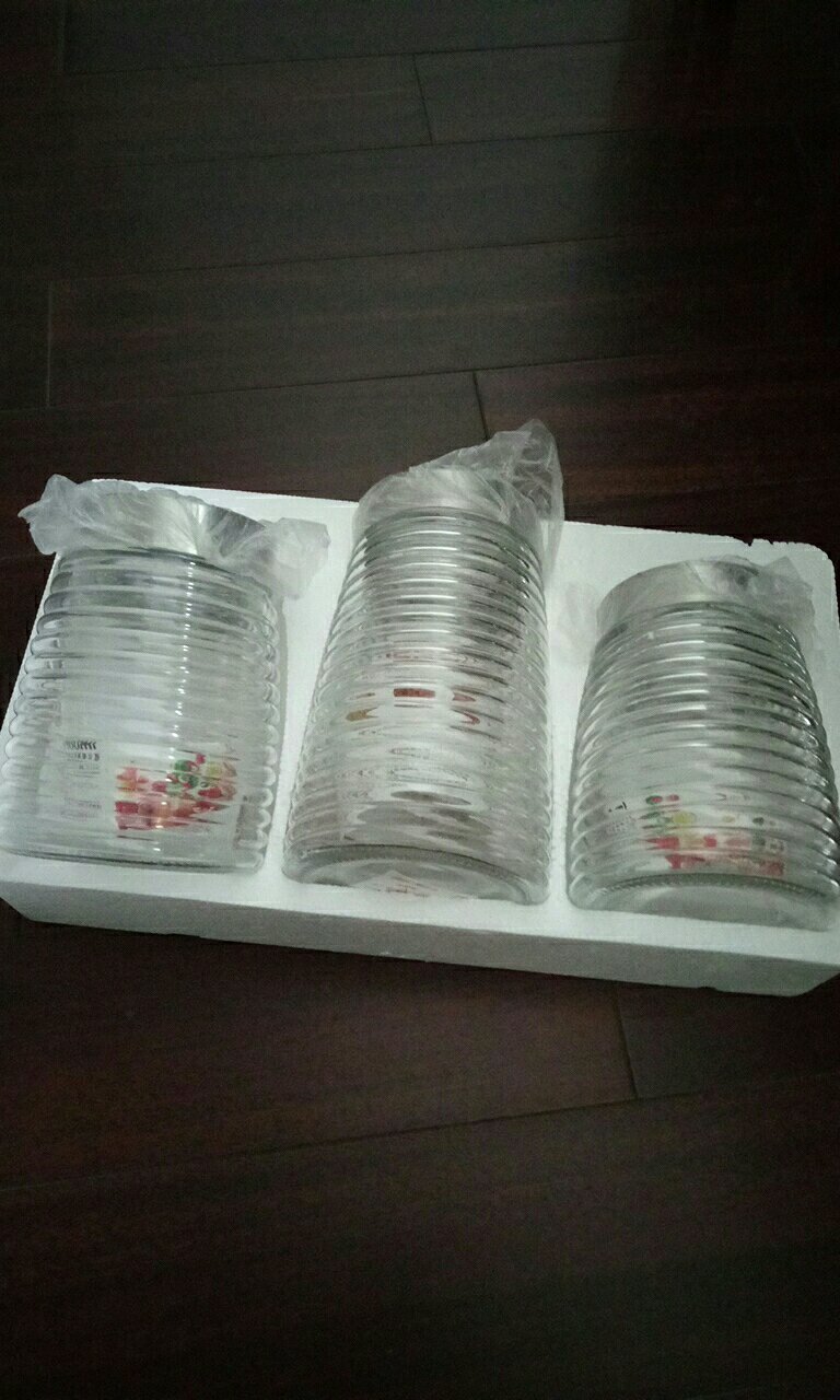 包装很完好精致。瓶子很大很满意的。好在买了两组。哈哈。虽然还有一组在路上没有来。心情还是很好。