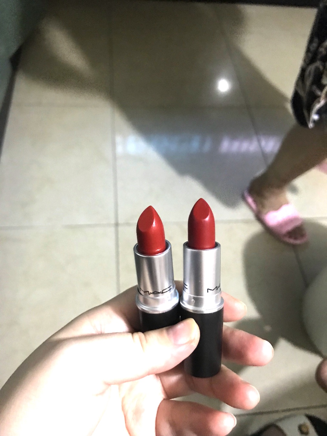 好看好看 上唇雾感 本来以为会干到卡皮 但还行 味道当然是淡淡的巧克力味