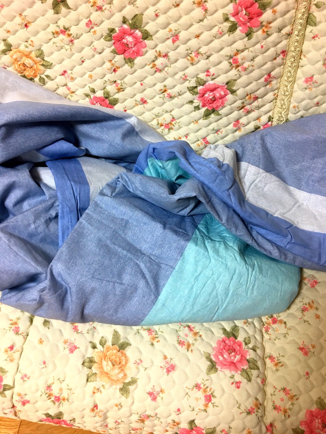 愽洋家纺是我一直喜爱的品牌,这是我今天的第二件。物流很快,快递员认真,上午买下午收。第一次在网上买愽洋家纺,心里很忐忑,收到就打开,幸好没有异味,有大牌风范。当即就拿去洗衣机洗了,没有掉色现象,与描述一致,手感很好,为自己今天的选择点赞?