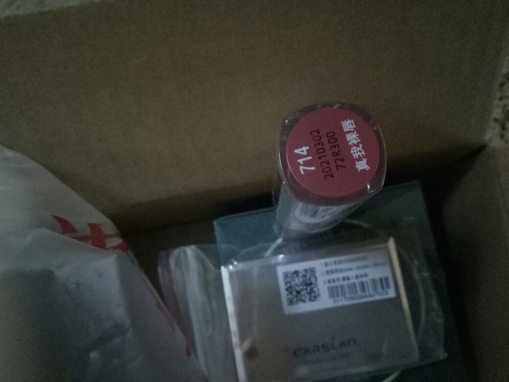 有点小瑕疵赖得换,颜色不错,也掉色,。