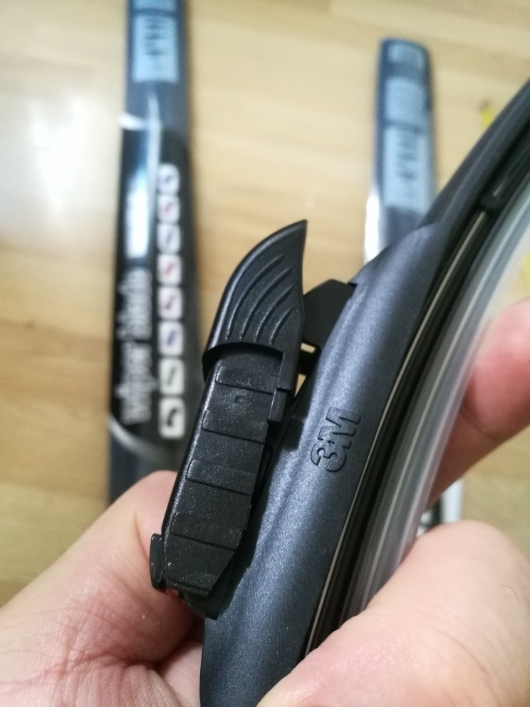 之前车原装用的是博士雨刷先改买的这个3M,从卡口的做工看确实跟博士相差太远,使用效果未知总长70公分相当于27.5英寸发的两条是一样长,包装不错很漂亮