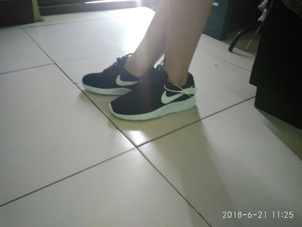 鞋子无吊牌,不知真假。但老婆说穿着还行,穿一段时间再来评价