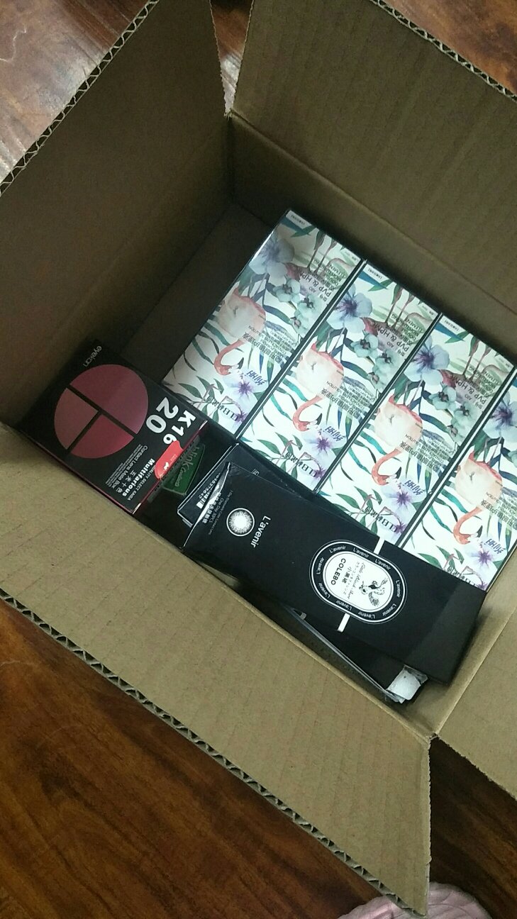 经常网购,总有大量的包裹收,感觉写评语花掉了我大量的时间和精力!所以在一段时间里,我总是我又总是觉得好像不去评价或者随便写写!但是,有点对不住那些辛苦工作的卖家客服、仓管、老板。于是我写下了一小段话,给我觉得能拿到我五星好评的卖家的宝贝评价里面以示感谢和尊敬!首先,宝贝是性价比很高的,我每次都会先试用再评价的,虽然宝贝不一定是最好的,但在同等的价位里面绝对是表现最棒的。的配送绝对是一流的,送货速度快,配送员服务态度好,每样东西都是送货上门。希望能再接再厉,做得更大更强,提供更多更好的东西给大家。为的商品和服务点赞。