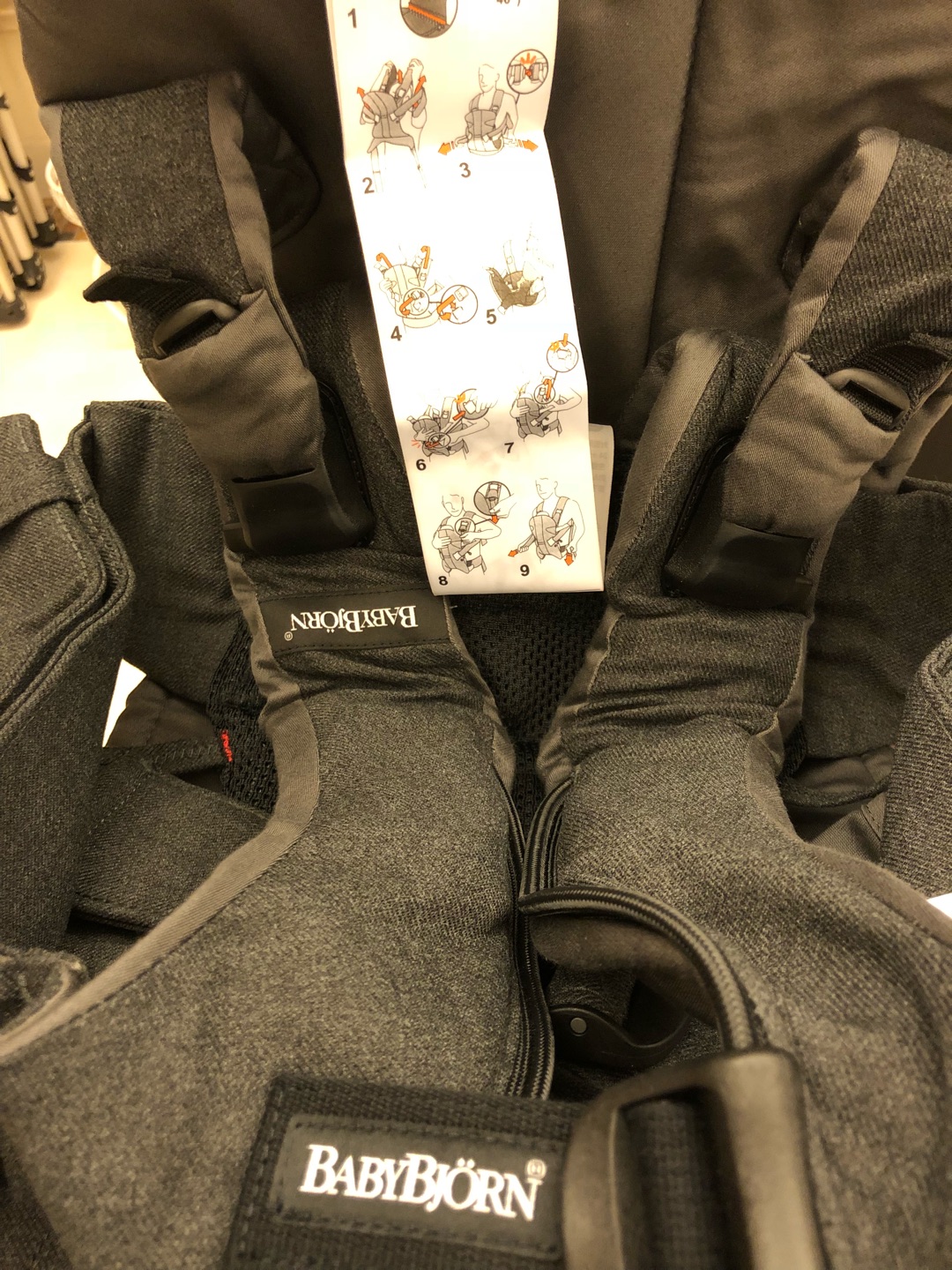 囤货、宝宝还没有出生? 产品细节做得很好,没有一根多余的线头,搭扣等看起来也很耐用。朋友推荐的产品,应该会派上大用场!