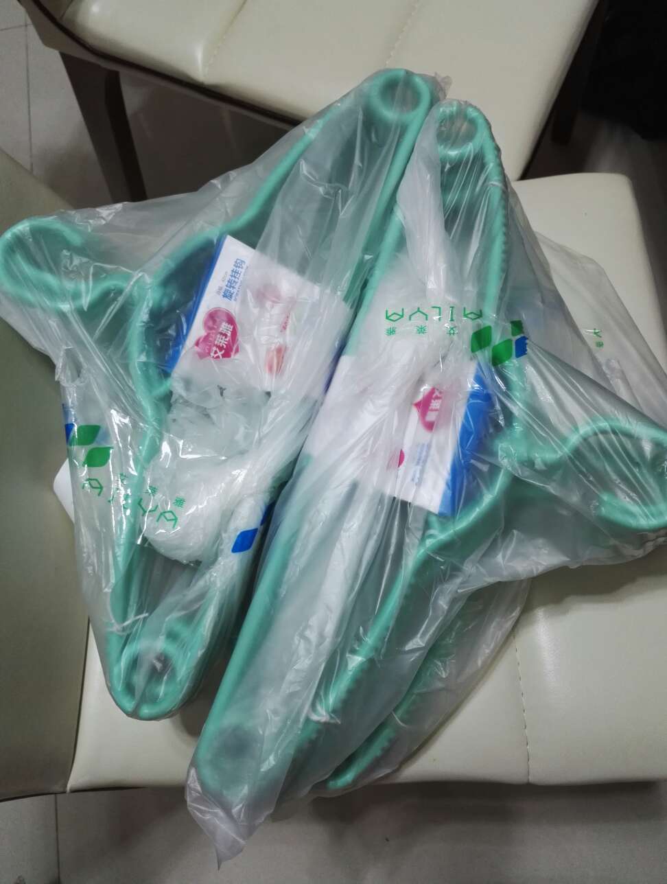 衣架挺厚实的,看着不错!
