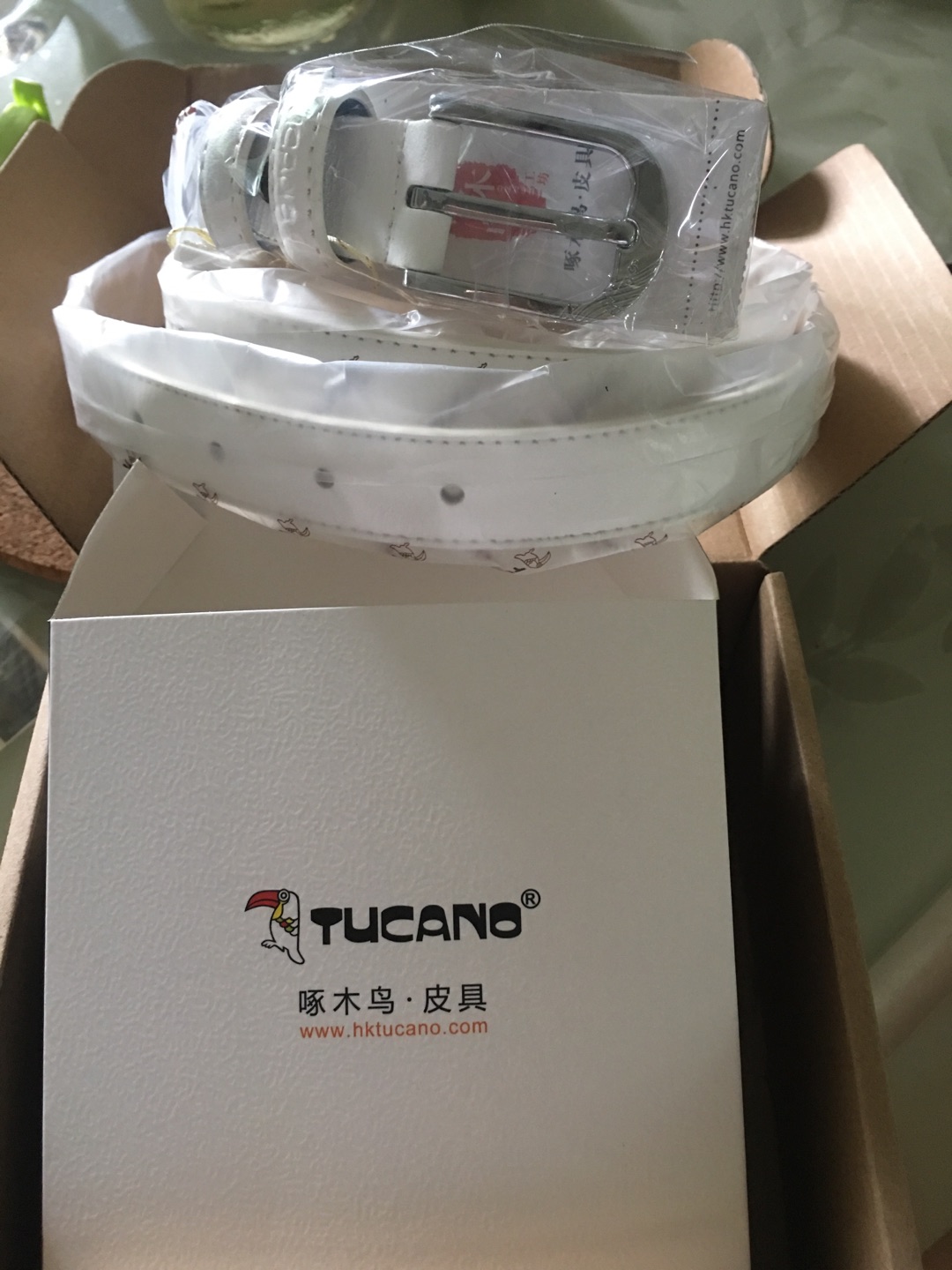 腰带太长了,剪了好长一截,质量还可以吧,也就几十块钱的东西,一分价钱一分货嘛
