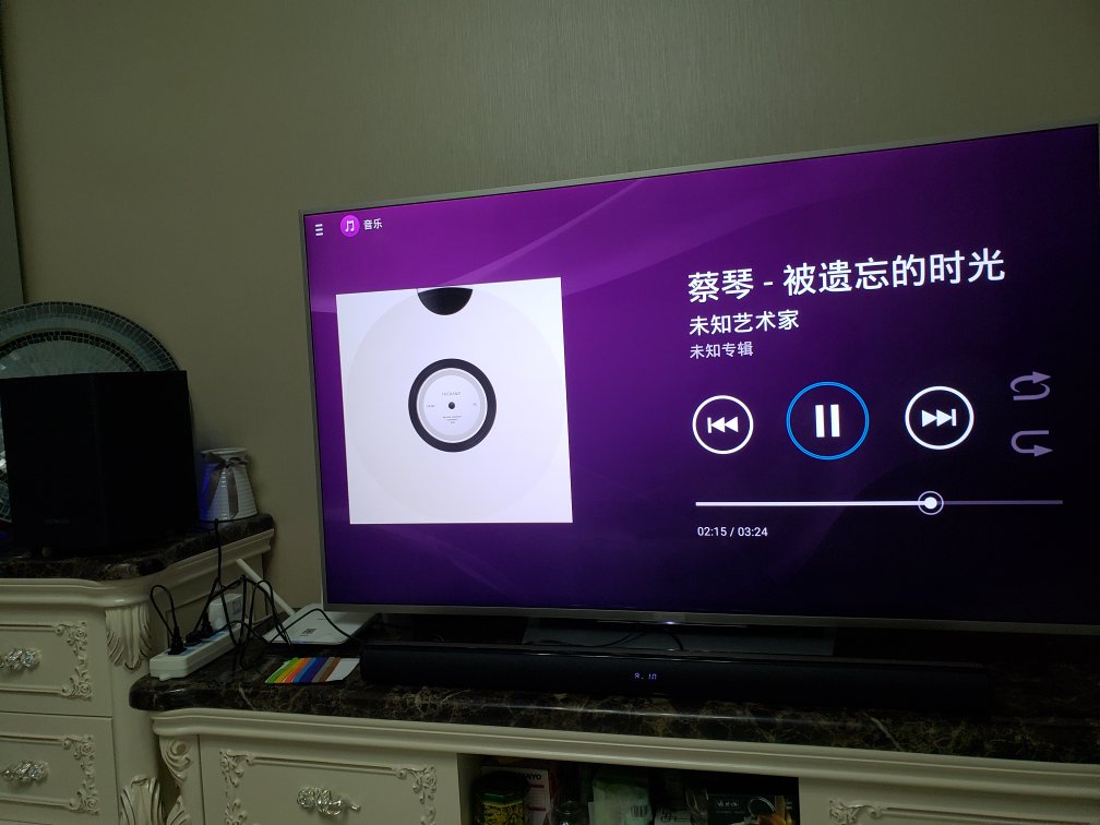借着618活动的东风入手了这款音响,外观很不错,钢琴漆面手感很好。安装很简单,低音炮和音响配对一键搞定,用蔡琴的歌试了试音,明显比电视自带的好太多了,低音很沉,唯一缺点自带遥控器按键手感不好,好在能用电视机遥控器控制音量大小,也无所谓啦。