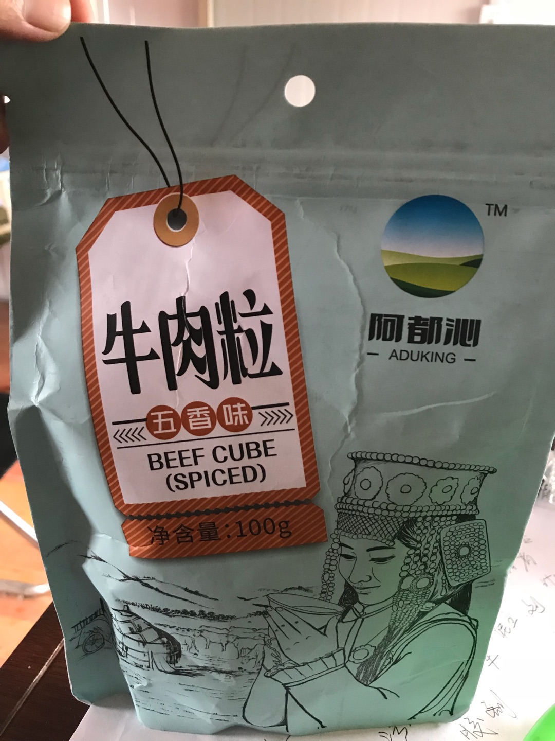 在超市也买了很多零食了,唯独这份从郑州仓发来的,不是地域黑,外包装边角都已经磨烂了,脏兮兮的,生产日期2017年8月24,拿着都嫌手脏更不要说吃了,没法想象这东西在快一年的时间里经历了什么,拿去喂狗了。