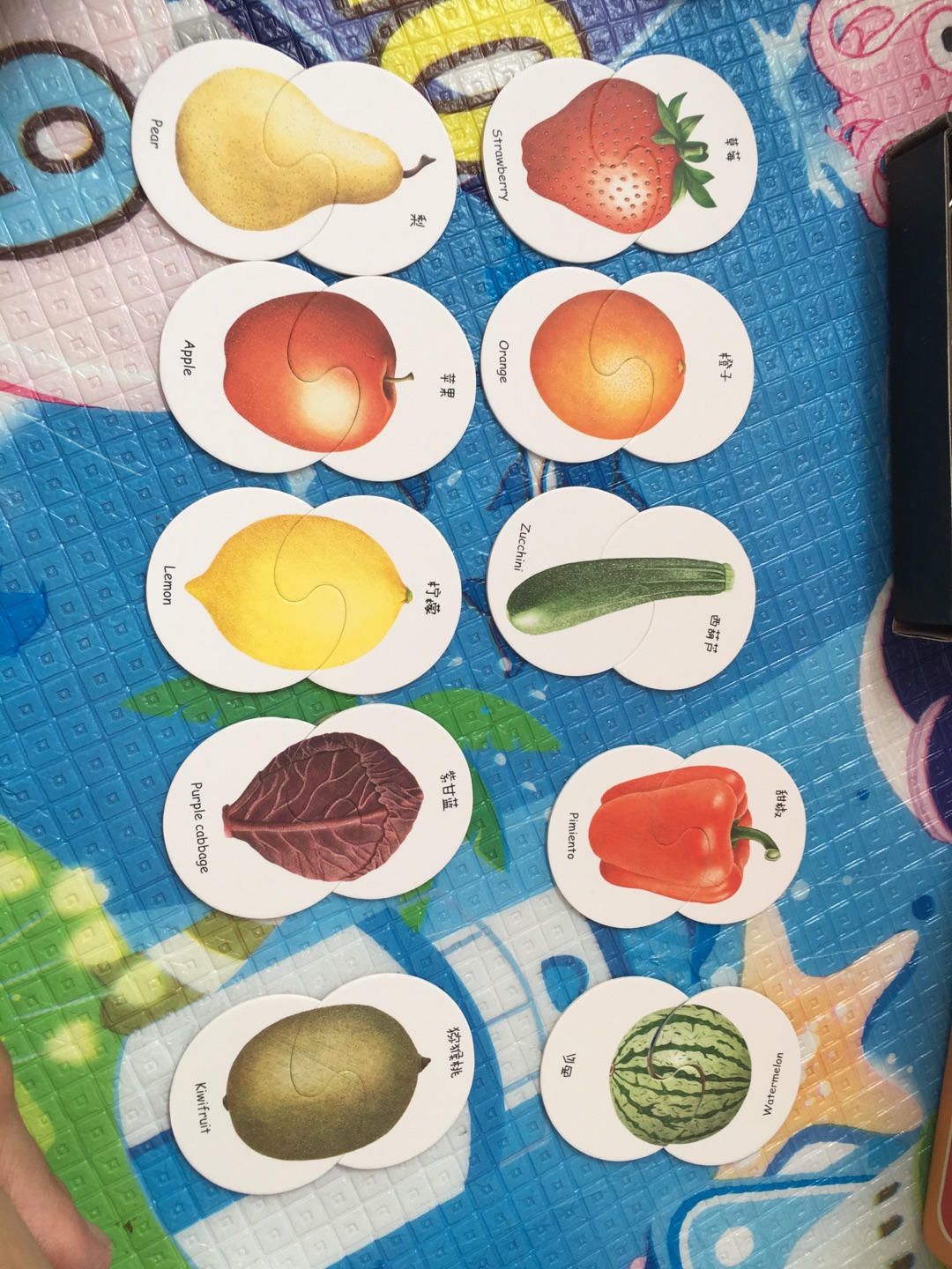 大小小巧方便携带,还可以让宝宝认识很多水果蔬菜、动物、交通工具、生活用品,可以练习宝宝手的协调能力。纸张质量蛮好的颜色也无色差,对于此次购买非常满意
