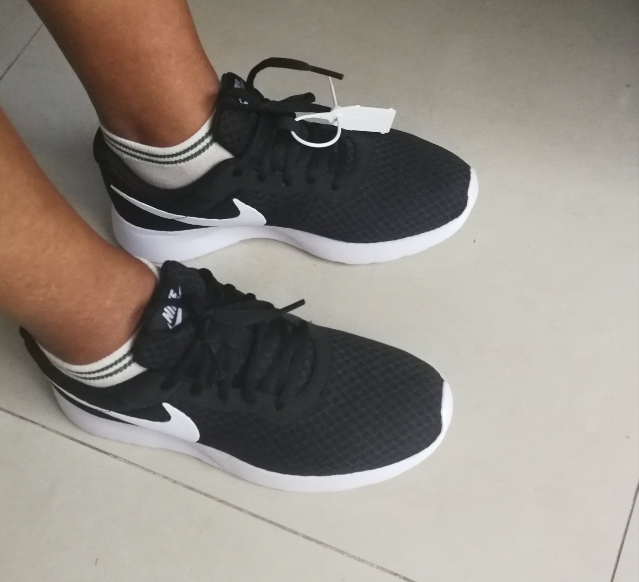 很轻便,穿上不挤脚,走路很舒服。