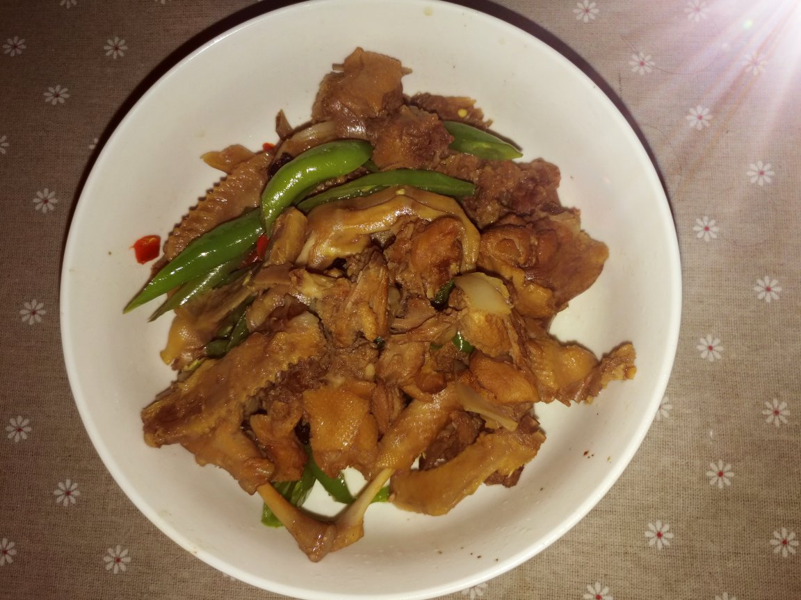 小鸭子,做出的味道还不错,唯一不足的是毛没有去干净