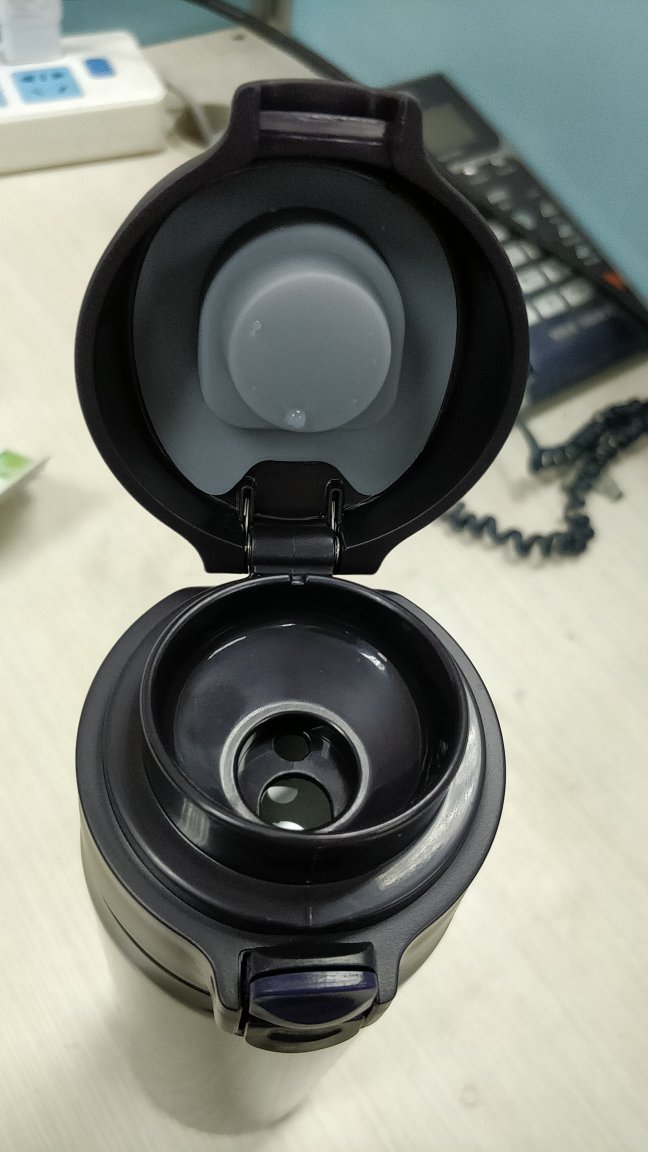 外观看上去还挺耐看;装满沸水后,瓶身感觉不到热度,但靠近瓶盖处和瓶盖能明显感觉温度,其次瓶盖有明显的塑料味;收货的时候仔细看看瓶身是否有划痕或者脱漆,我的开封后有划痕,不影响使用就懒得退换了