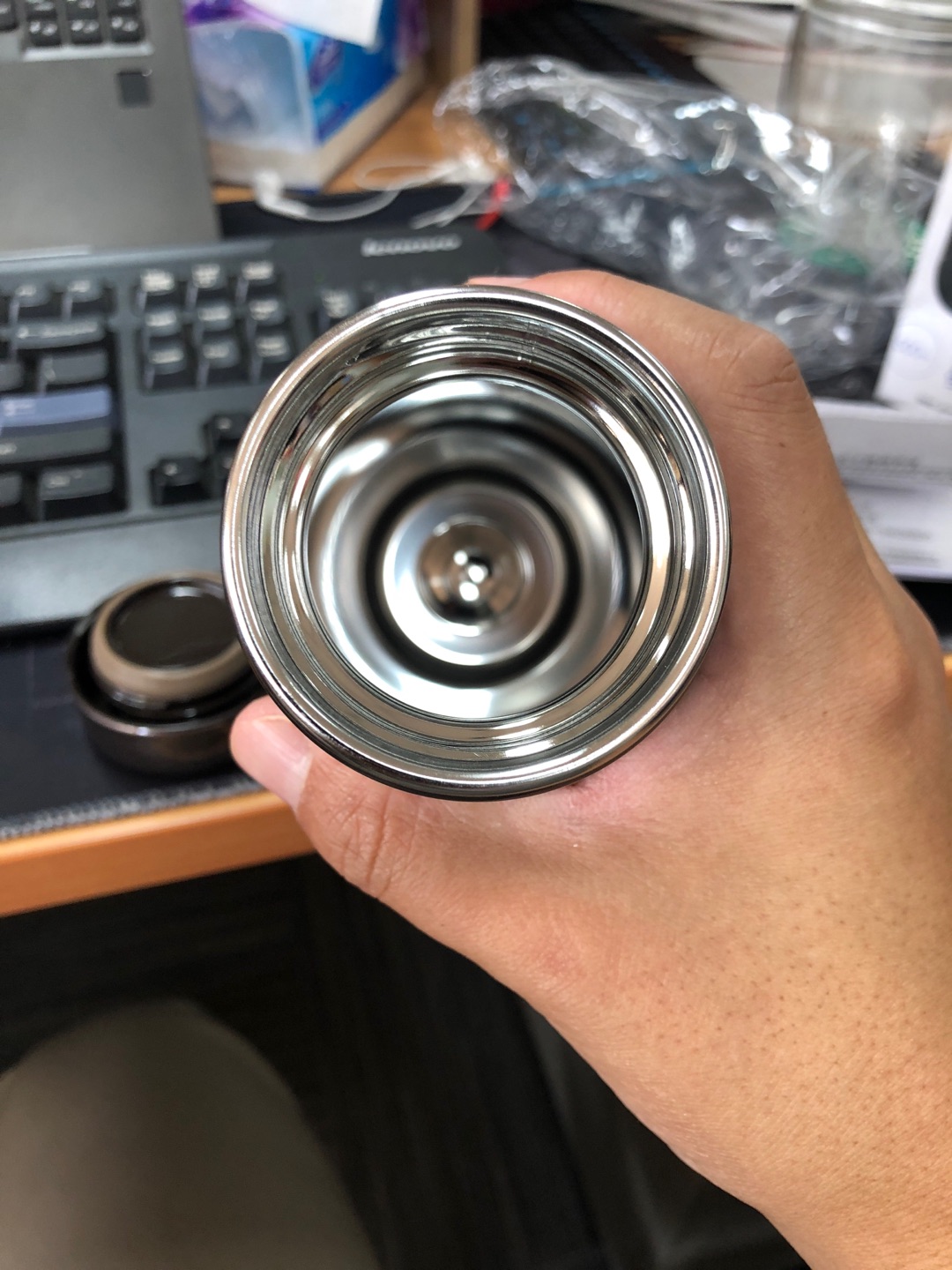 杯子拿在手中手感非常好,做工也不错。保温效果有待检验。