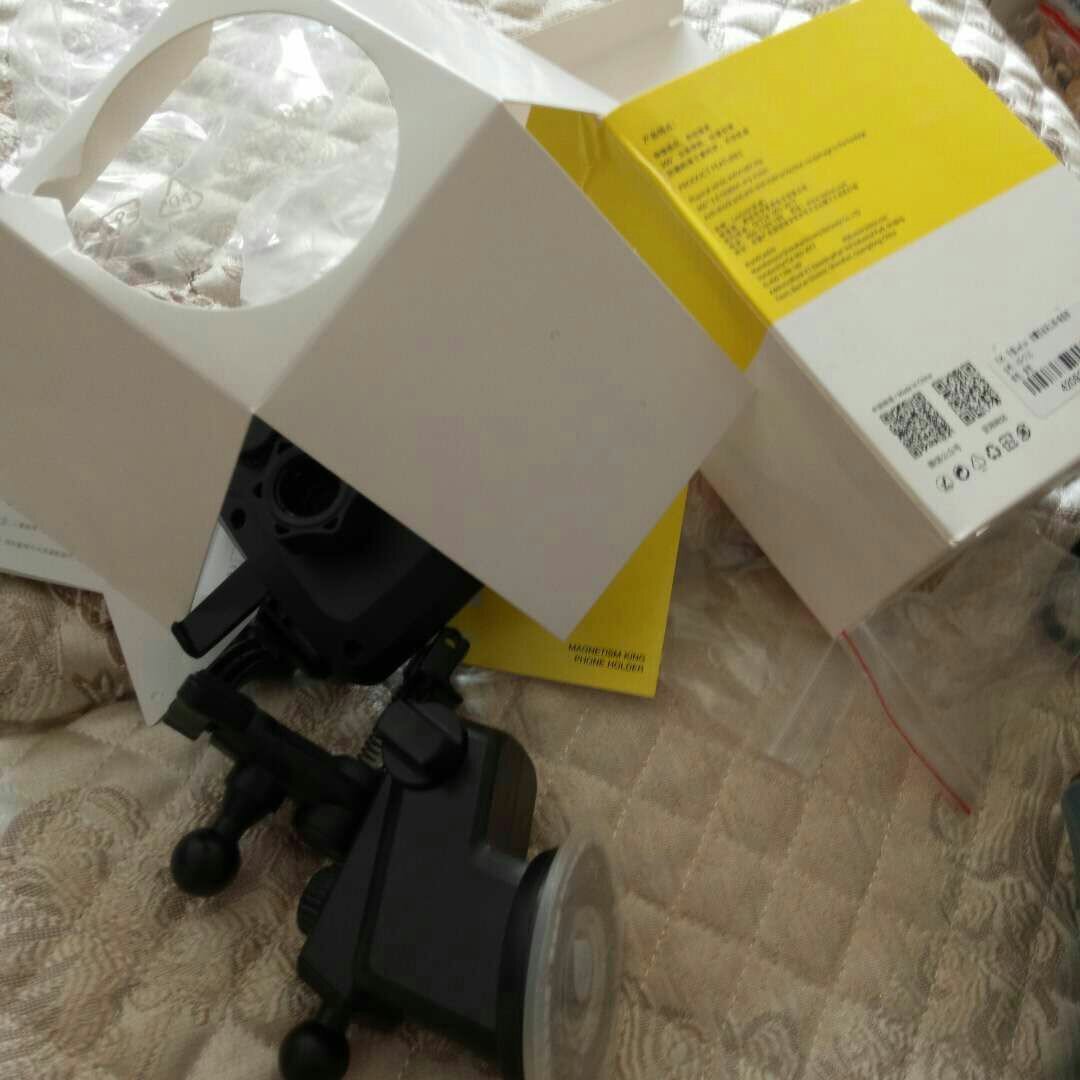 这次开导航有地方放手机了,就是出风口那放上有点送,得用吸的