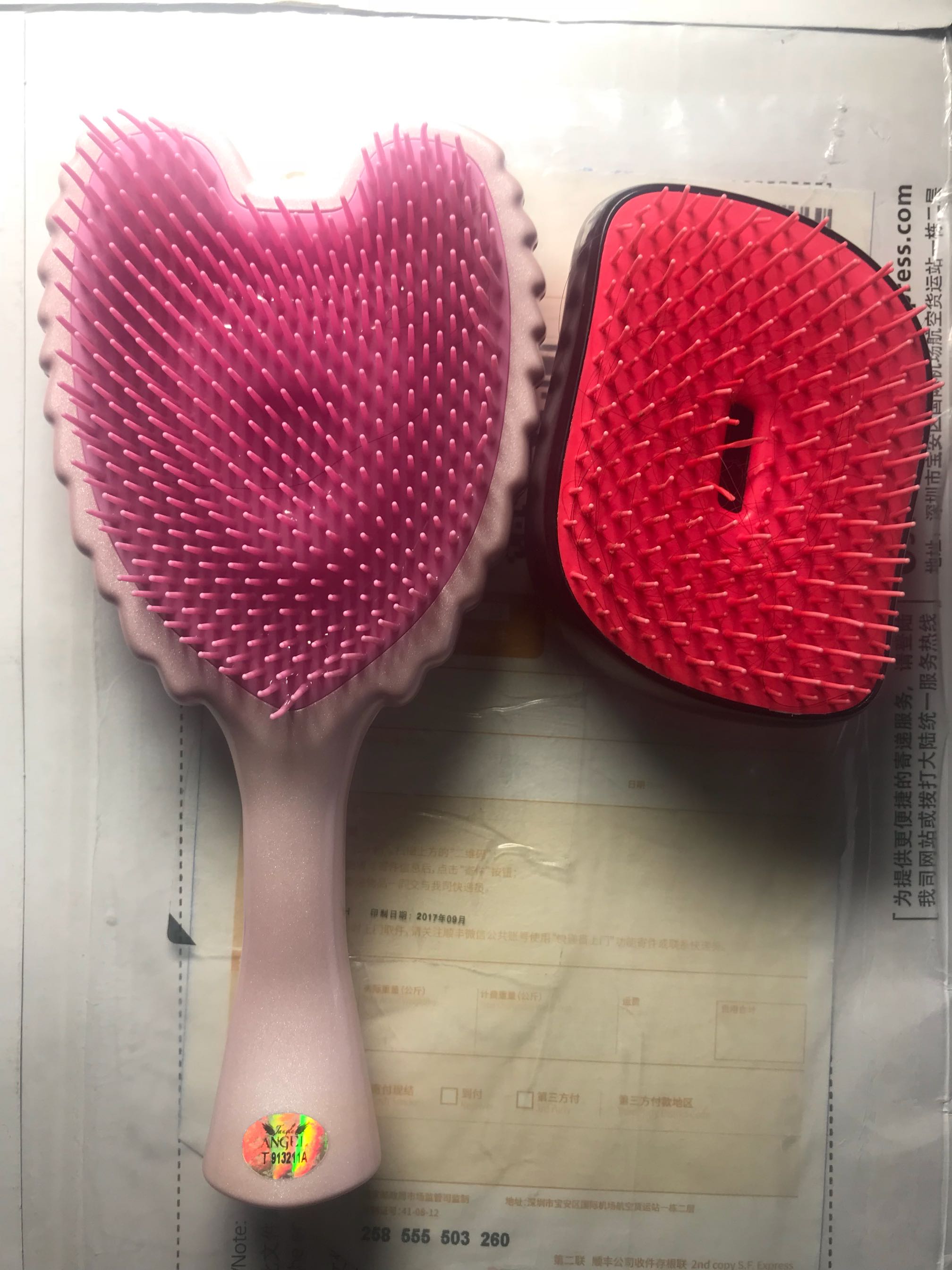 齐肩发 中号大小正好 右边是用了很久的便携装 一点也不便携 准备再买个小号旅行时用