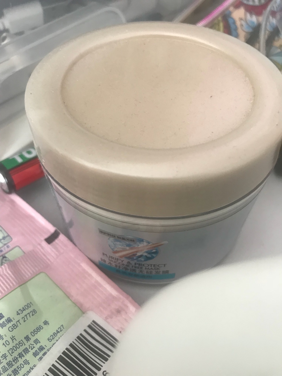 包装很好,金色的外壳也很有质感,涂抹后很润,没有口红的厚重感,提亮了妆容,很棒,买的真值了,不管是否变色,都是喜欢的颜色