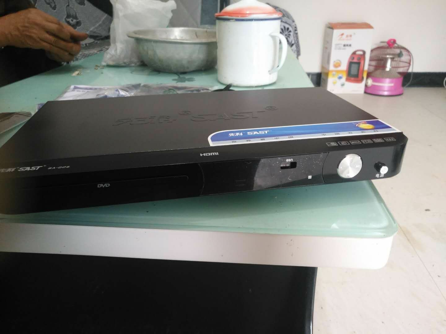 东西是挺好的,送点鱼挺快的。就是前面掉了一小块,好像不知道怎么回事。但是也还能用吧?
