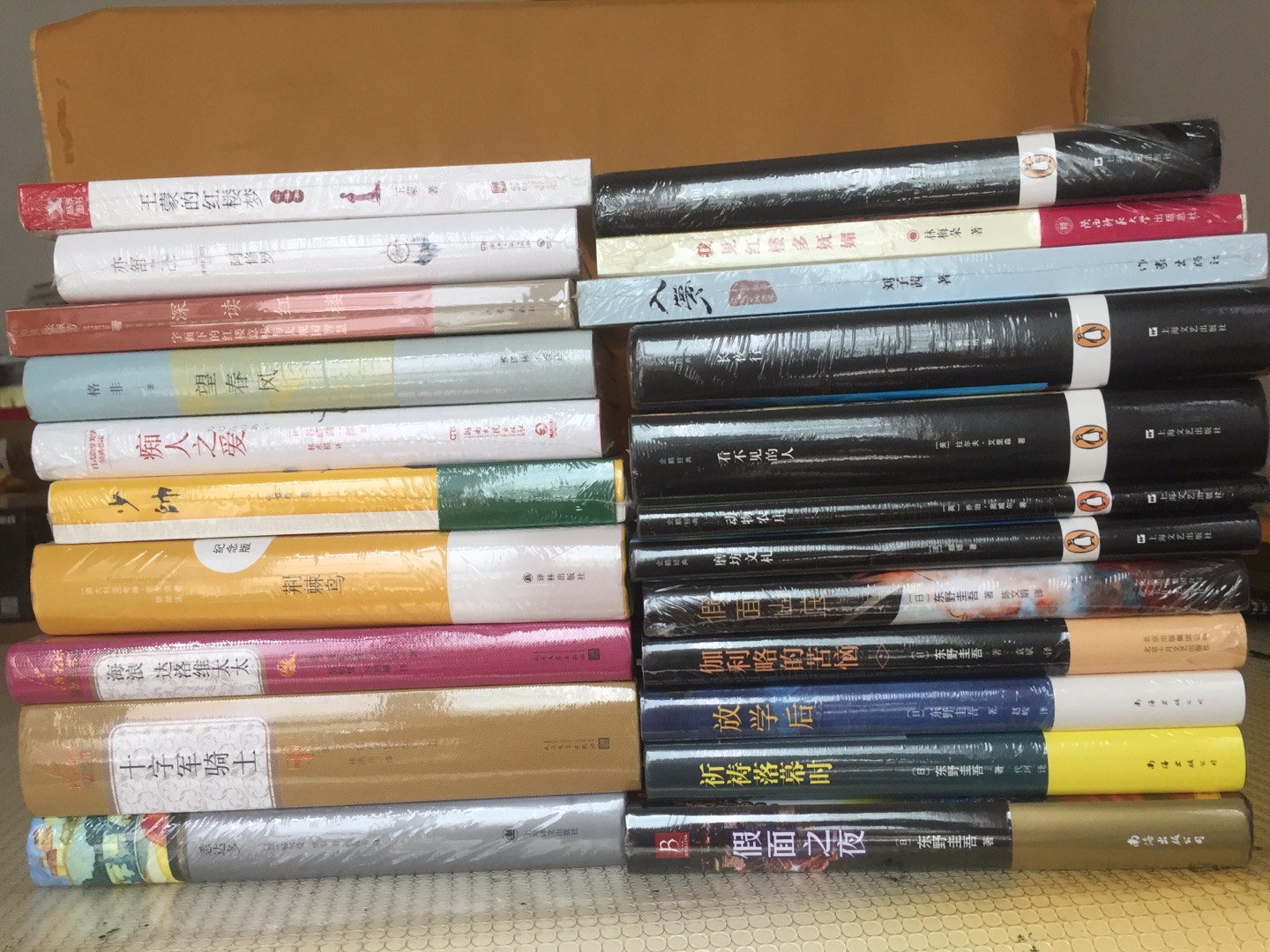虽然送来时有些损坏但换货是很及时的,换回来的书非常满意,已经成为我购书的首选,送货及时服务态度也好,价格优惠,点赞?!