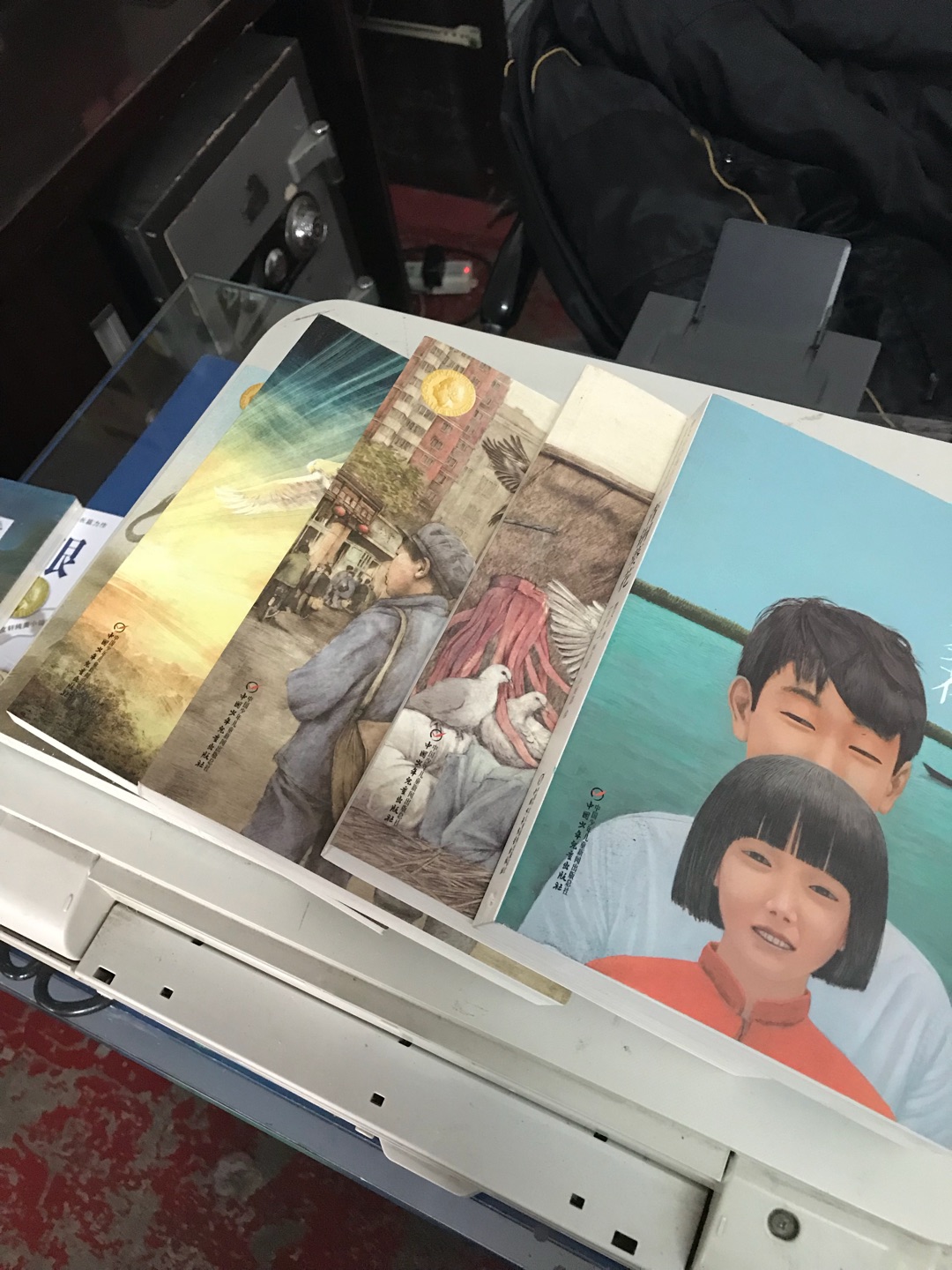 特别喜欢曹文轩老师的书,和孩子一起看,从叮叮当当开始追书的,每一本都是经典。的活动也很给力,买了好多。给孩子囤着吧,还有特别喜欢这个版本的书,插画很漂亮赏心悦目。买齐了这个版本慢慢看…