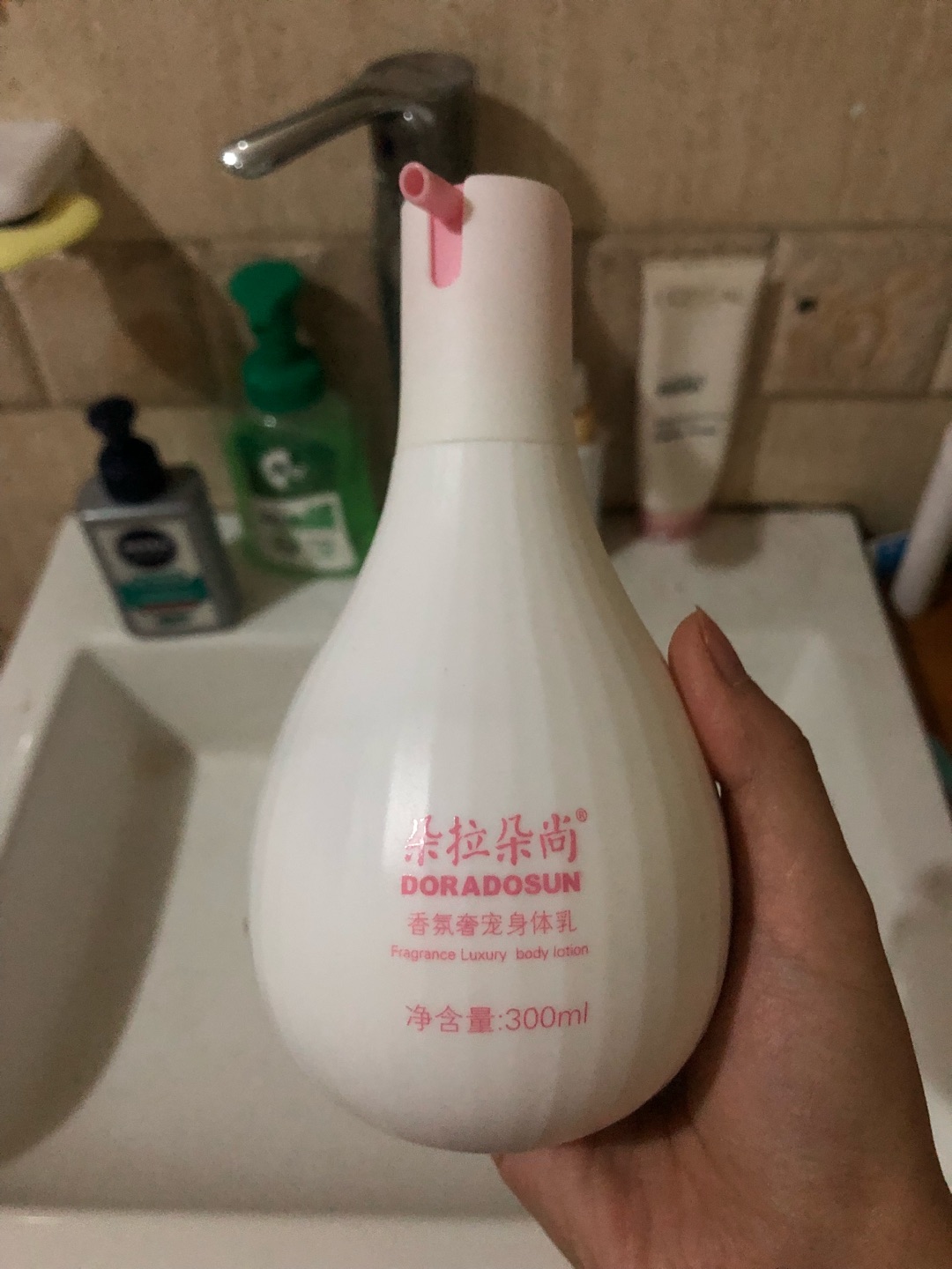 这个体乳特别的好用在身上不油腻,味道也挺好闻的,喜欢。