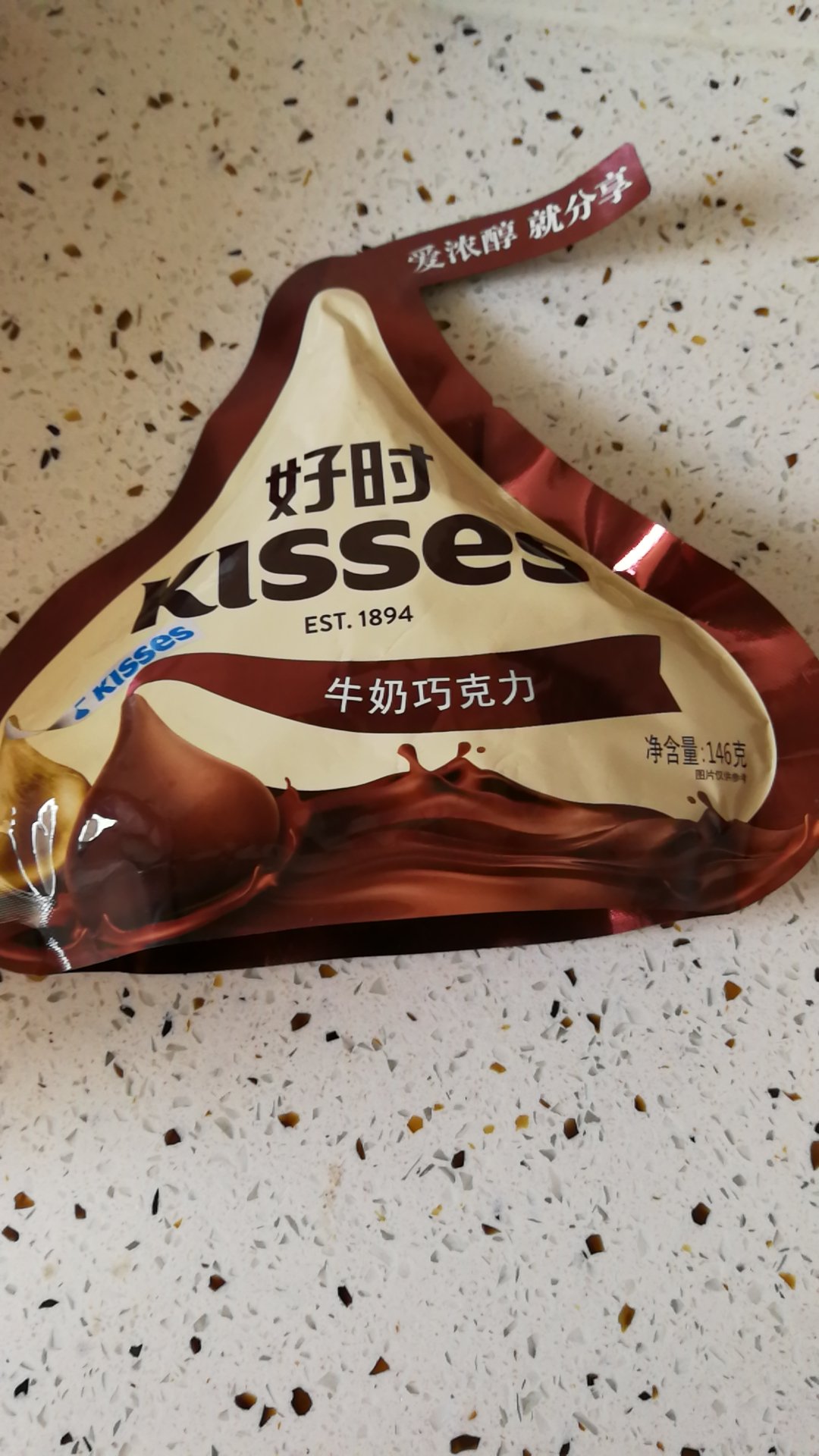 快递给力,包装完好,服务态度很好。名牌产品,质量好,口味不错