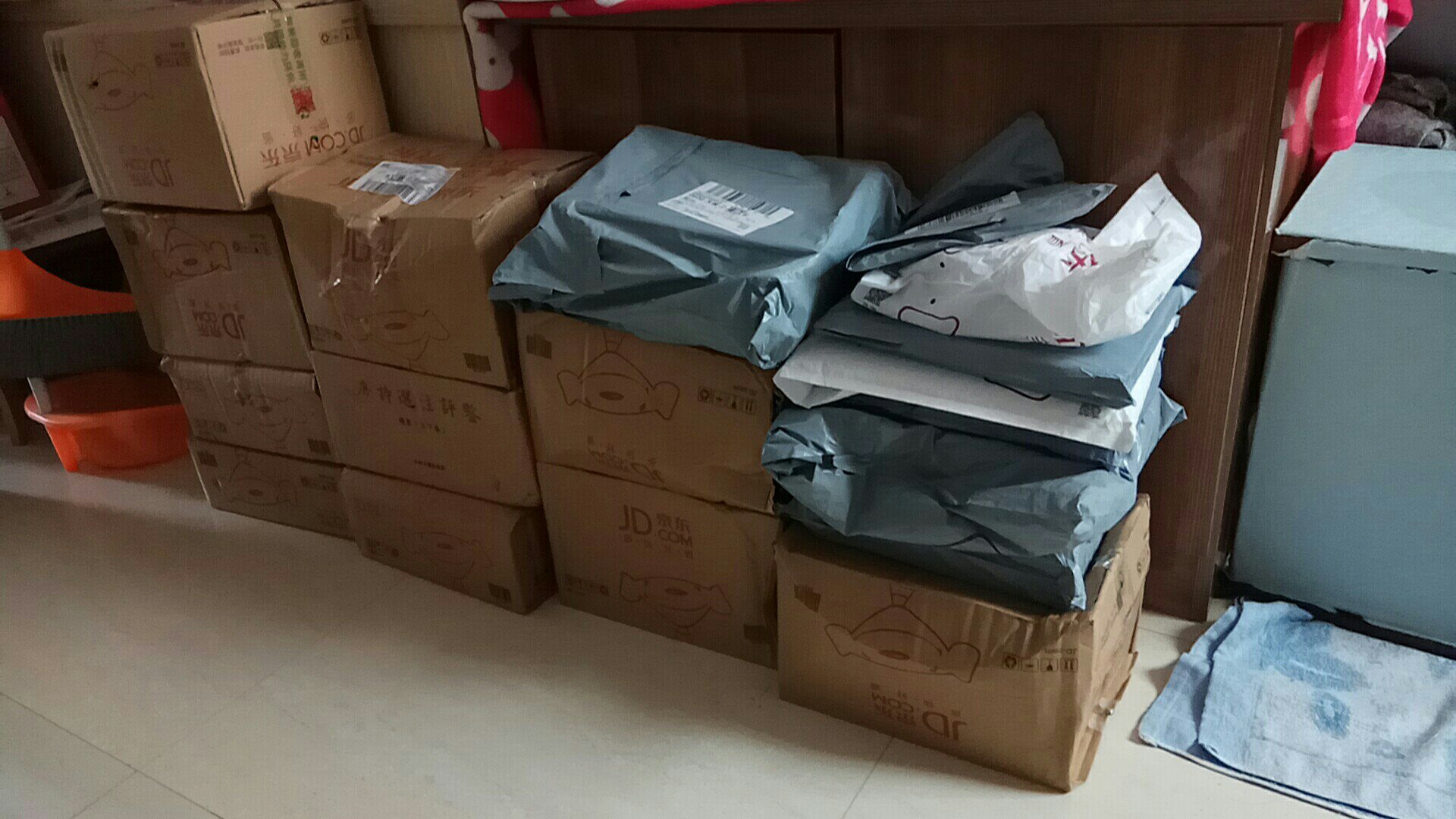 小东阿。书可以的毛病。包装呐,包装。可以改进一下吗。特别是成都仓库的,一个塑料袋或者一个大箱子放一两本书摔得到处都是是伤呐,不能都用内有泡泡的袋子统一包装吗?有的书是裸的塑料膜也没封搞得好脏。